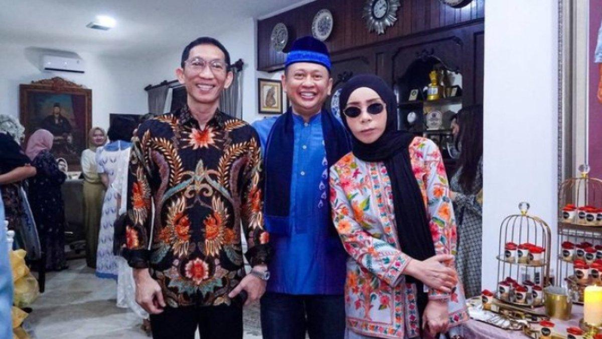 PENAMPILAN MELLY GOESLAW,- Potret terbaru Melly Goeslaw dengan wajah barunya yang disebut-sebut hasil operasi plastik hingga membuat publik pangling.