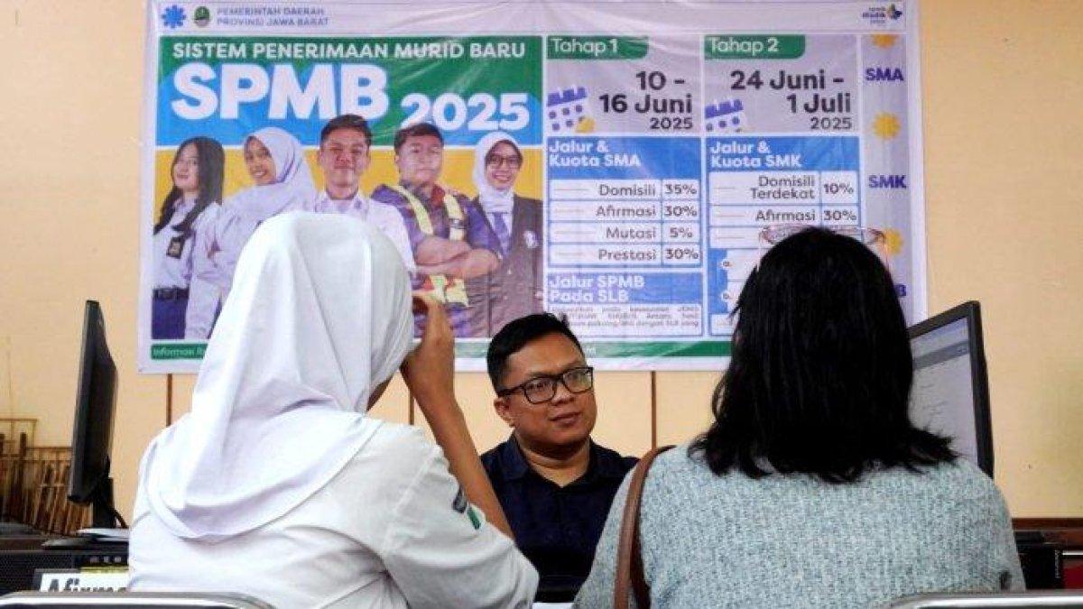 PENDAFTARAN SPMB - Petugas melayani orang tua/wali mendaftarkan calon siswa dalam Sistem Penerimaan Murid Baru Jawa Barat (SPMB Jabar) 2025, di SMA Negeri 1, Jalan Ir H Djuanda, Kota Bandung, Jawa Barat, Kamis (12/6/2025).