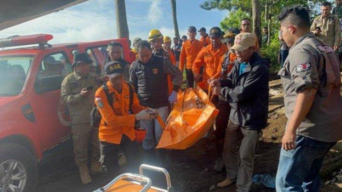 PENDAKI TERJATUH, Tim SAR Cilacap saat berhasil mengevakuasi satu orang pendaki yang terjatuh ke jurang di Puncak Gunung Slamet Kabupaten Purbalingga, Senin (24/2/2025). Adapun identitas survivor bernama Marsel (16) asal Balai Rakyat, Jakarta Selatan.