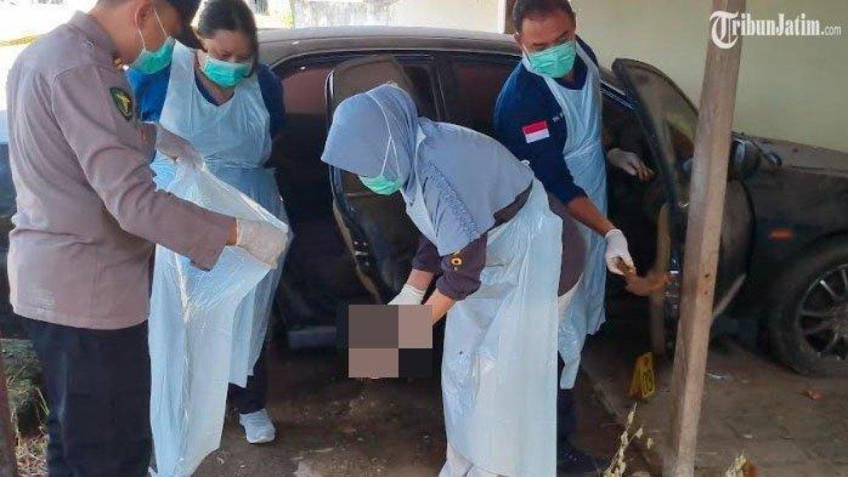 PENEMUAN KERANGKA DI ASPOL,- Tim Bid Dokkes Polda Jatim saat mengevakuasi tulang belulang dari dalam mobil yang terparkir di Aspol Polsek Ujungpangkah, Selasa (11/3/2025). Tinggal tulang-belulang di dalam mobil, berada di kursi depan sebelah kiri. Awal mula penemuan kerangka manusia berusia enam puluh tahun di asrama polisi (Aspol) Polsek Ujungpangkah, Gresik.
