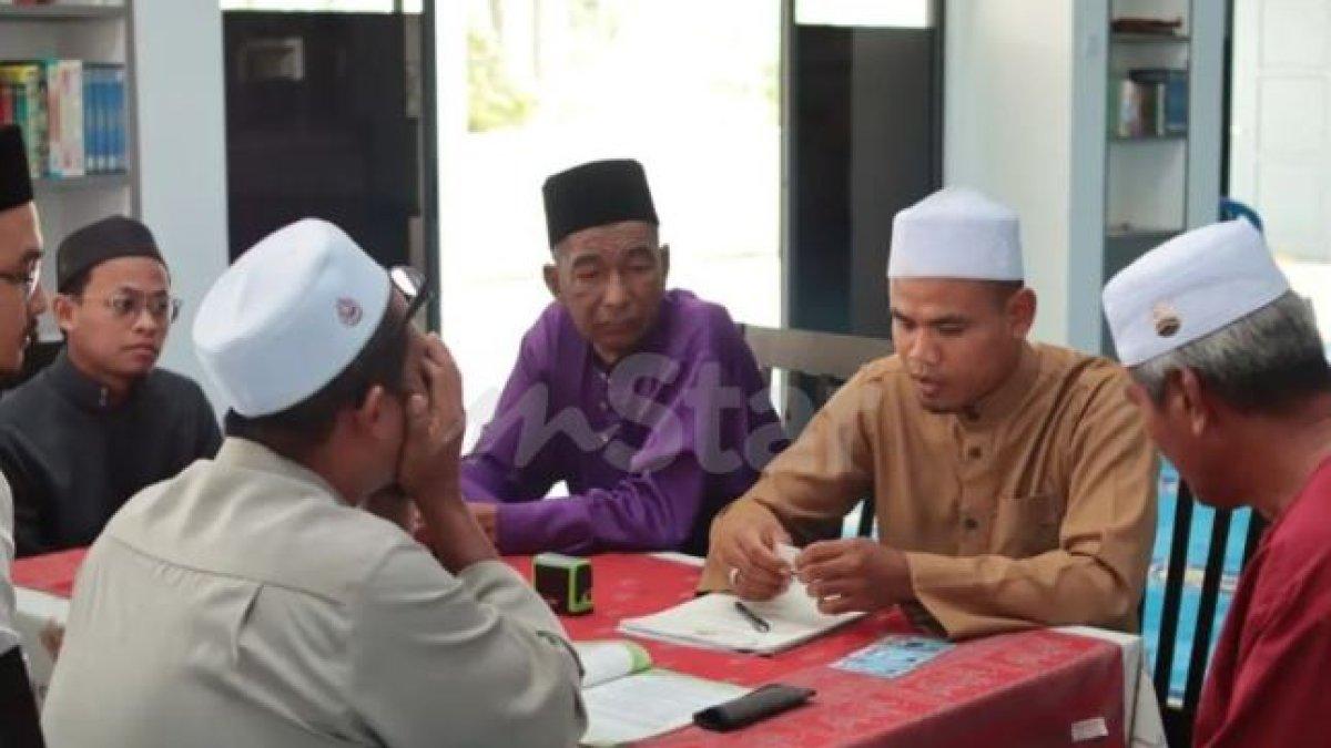 PENGANTIN BARU BERDUKA - Kebahagiaan berubah menjadi duka dialami oleh pasangan pengantin baru ini, belum 24 jam sang ayah meninggal dunia.