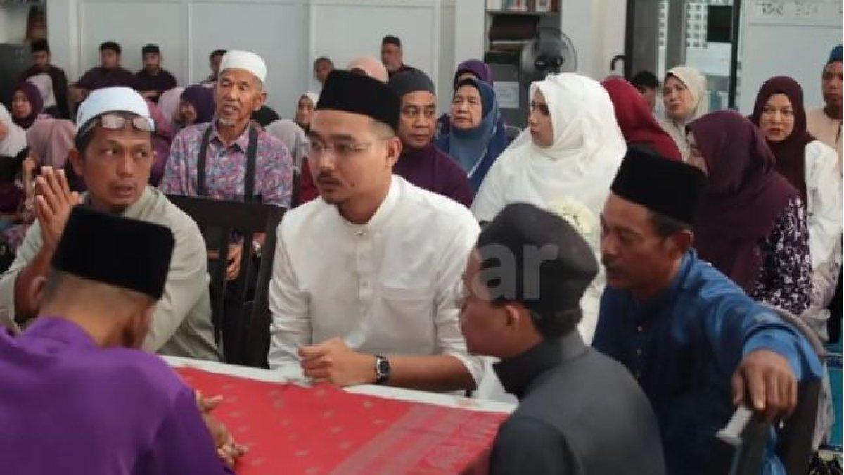 PENGANTIN BARU BERDUKA - Kebahagiaan berubah menjadi duka dialami oleh pasangan pengantin baru ini, belum 24 jam sang ayah meninggal dunia.