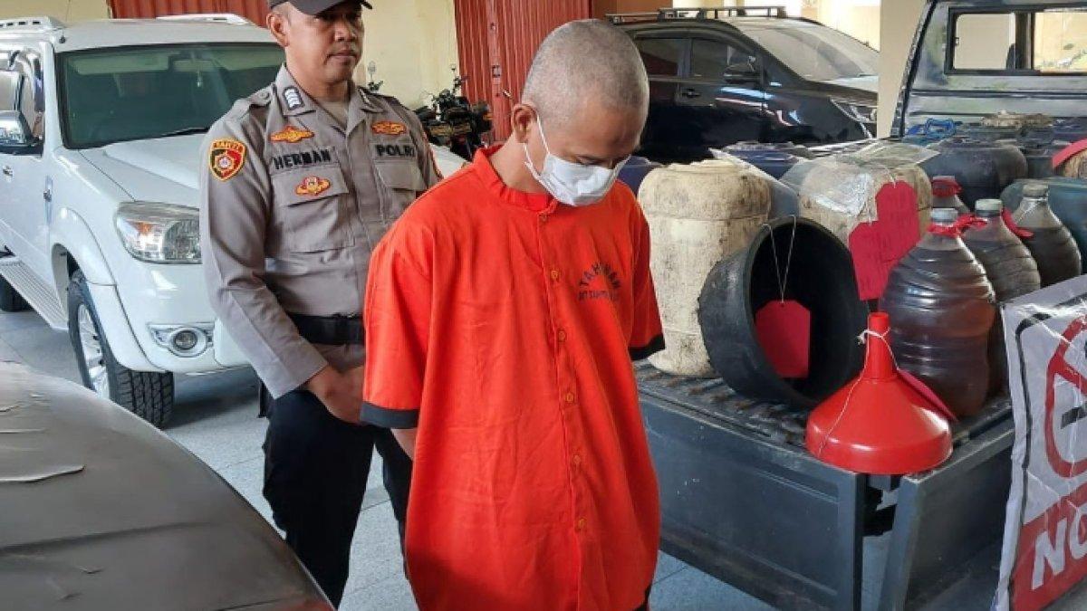 PENIMBUNAN BBM DI SLEMAN,- Pelaku penyalahgunaan BBM bersubsidi jenis Bio Solar berinisial AM (41) saat di Mapolda DIY