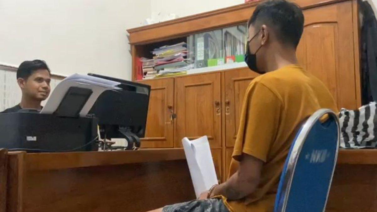 PERIKSA—Penyidik Satresknarkoba Polres Ponorogo memeriksa tersangka P dalam kasus peredaran obat terlarang yang hendak diselundupkan ke Rutan Kelas IIB Ponorogo, Kabupaten Ponorogo, Jawa Timur.