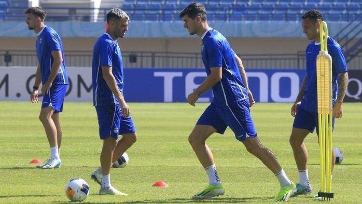 Bek Persib Bandung, Nick Kuipers, bersiap menendang bola pada sesi latihan.