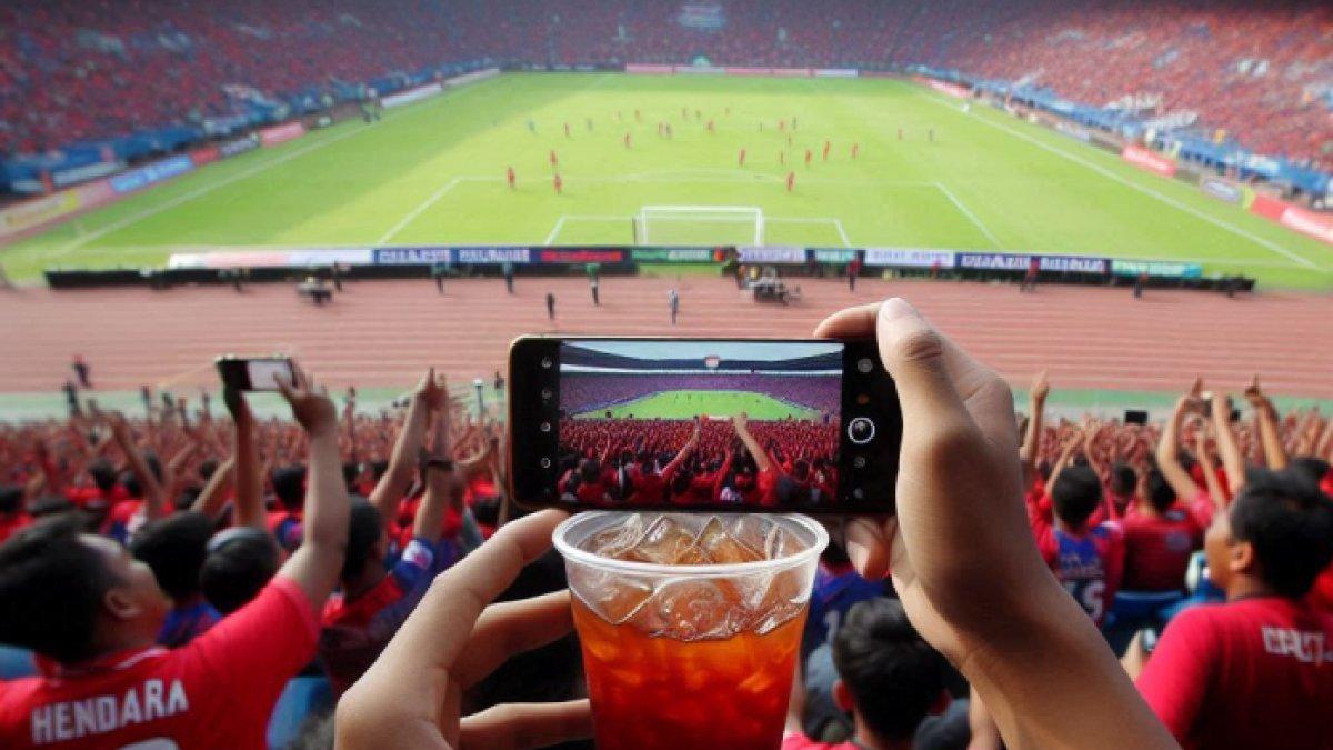 PERTANDINGAN LIGA INDONESIA: Ilustrasi para suporter sedang memberikan dukungan untuk tim Persita Tangerang.