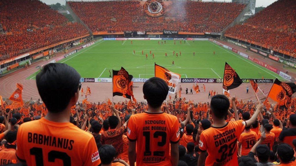 PERTANDINGAN SEPAK BOLA: Ilustrasi suporter sedang mendukung Borneo FC vs PSM Makassar pada Jumat, 18 April 2025.