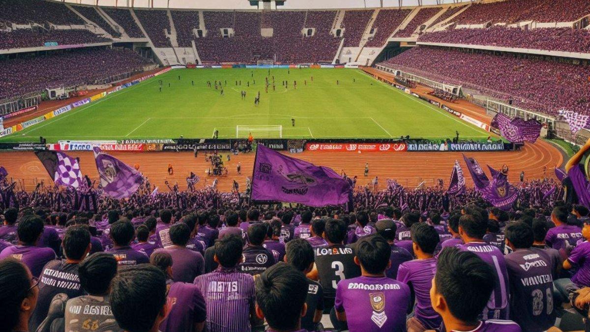 PERTANDINGAN SEPAK BOLA: Ilustrasi suporter sedang mendukung Persik Kediri. Berikut live streaming Persik Kediri vs Borneo FC dalam lanjutan BRI Liga 1 pada Jumat, 21 Mei 2025.