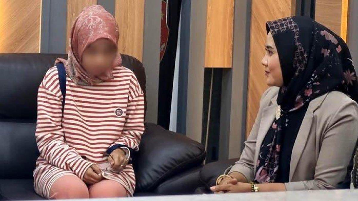 POD (kiri) saat didampingi kuasa hukumnya, Debby Puspita Sari (kanan) di Mapolres Gresik pada Senin (3/2/2025). POD melaporkan suaminya, Ichlas dan selingkuhanya, Viska yang merupakan pemeran video adegan dewasa yang menghebohkan Gresik, Jawa Timur.