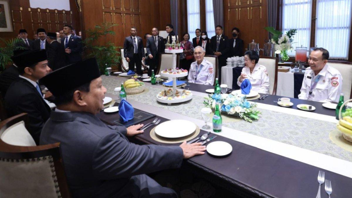 PRABOWO MEGAWATI GIBRAN  - Presiden Prabowo Subianto tampak berbincang santai dengan Presiden ke-5 RI sekaligus Ketua Dewan Pengarah BPIP Megawati Soekarnoputri di holding room sesaat sebelum Upacara Hari Lahir Pancasila di Gedung Pancasila, Jakarta Pusat, berlangsung pada Senin (2/6/2025) pagi.