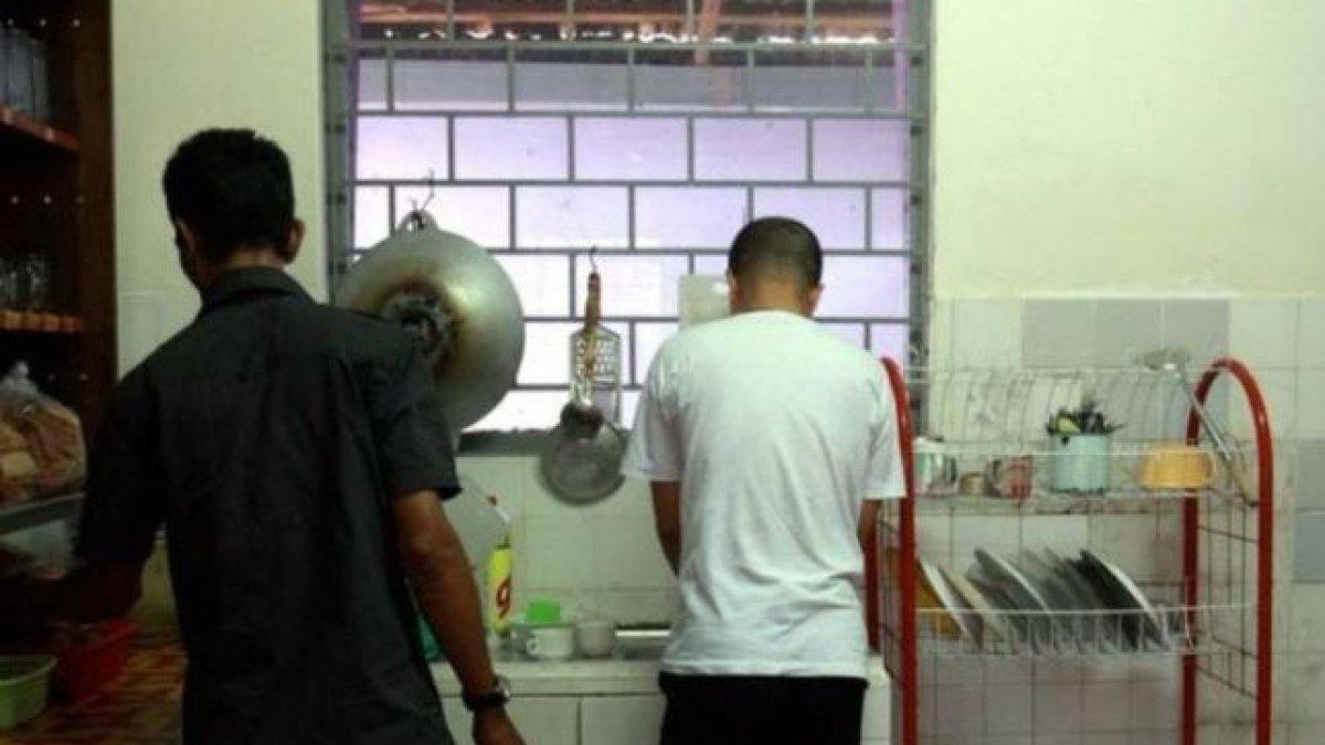 PRIA MEMASAK di DAPUR -