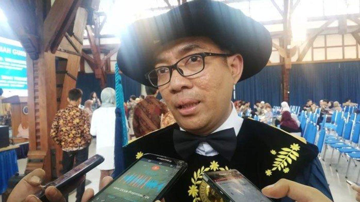 PROFIL BRIAN YULIARTO - Foto arsip Brian Yuliarto Mendikti Saintek baru saat jadi Guru Besar ITB. Sosok Brian Yuliarto yang dilantik Presiden Prabowo sebagai Menteri Pendidikan Tinggi, Sains dan Teknologi (Mendikti Saintek), Rabu (19/2/2025), menggantikan Satryo Soemantri Brodjonegoro.