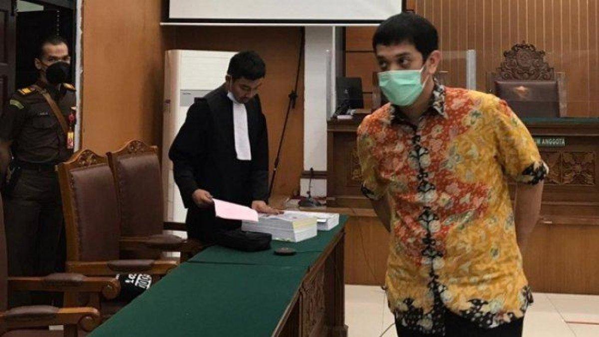 PROFIL KERRY ARDIANTO - Muhammad Kerry Adrianto (kanan) saat hadir sebagai saksi di Pengadilan Negeri Jakarta Selatan, Kamis (20/5/2021). Berikut adalah profil Muhammad Kerry Adrianto, yang jadi tersangka kasus dugaan korupsi tata kelola minyak mentah dan produk kilang pada PT Pertamina Subholding dan Kontraktor Kontrak Kerja Sama (KKKS) tahun 2018-2023.