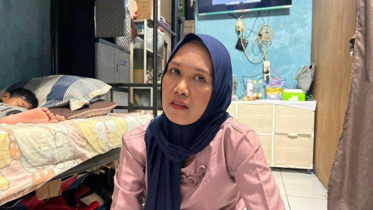 Seorang PRT asal Cipete Selatan, Cilandak, Jakarta Selatan, bernama Yuni Sri Rahayu (41) maju sebagai Caleg DPRD dari Partai Buruh. 


Artikel ini telah tayang di WartaKotalive.com dengan judul Sempat Viral ART Nyaleg di Jaksel dengan Modal Rp3 Juta, Perolehan Suara Yuni Sri Rahayu Mengejutkan, https://wartakota.tribunnews.com/2024/02/18/sempat-viral-art-nyaleg-di-jaksel-dengan-modal-rp3-juta-perolehan-suara-yuni-sri-rahayu-mengejutkan?page=all.