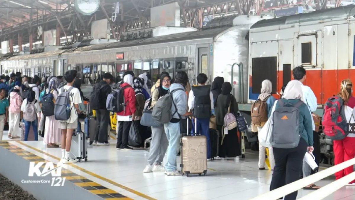 FLASH SALE TIKET - Potret diambil dari Instagram pada Selasa (25/2/2025). PT KAI (persero) memberikan promo diskon Flash Sale tiket kereta Lebaran 2025.