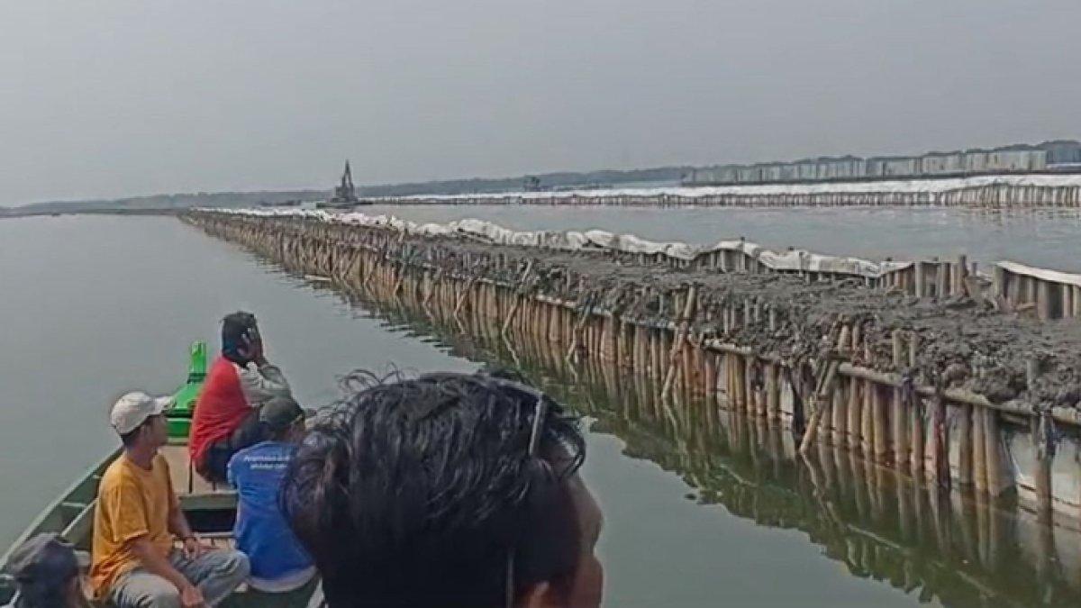 Beredar sebuah video yang menunjukkan pagar misterius berbahan bambu muncul di perairan pesisir utara Kabupaten Bekasi, Jawa Barat.