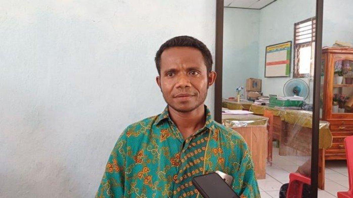 Pak Lukas, guru di NTT sudah 10 tahun mengajar tak dibayar