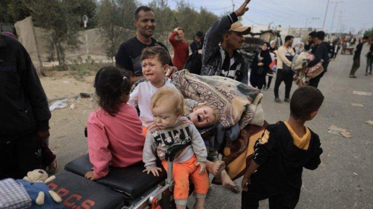 Pengungsi Palestina tiba di zona yang lebih aman di selatan Kota Gaza pada 12 November 2023, setelah meninggalkan rumah mereka di Jalur Gaza utara di tengah pertempuran yang sedang berlangsung antara Israel dan kelompok Palestina Hamas. (Mahmud HAMS / AFP)