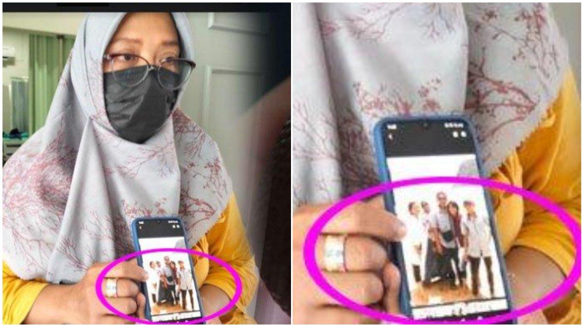 Pamuji Rahayu tunjukkan foto suaminya yang rela donorkan ginjal untuk sang anak