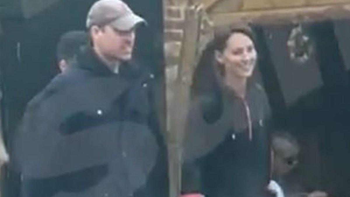 Pangeran William dan Putri Wales nampak tersenyum usai berbelanja di toko Windsor Farm, dekat rumah mereka di Inggris
