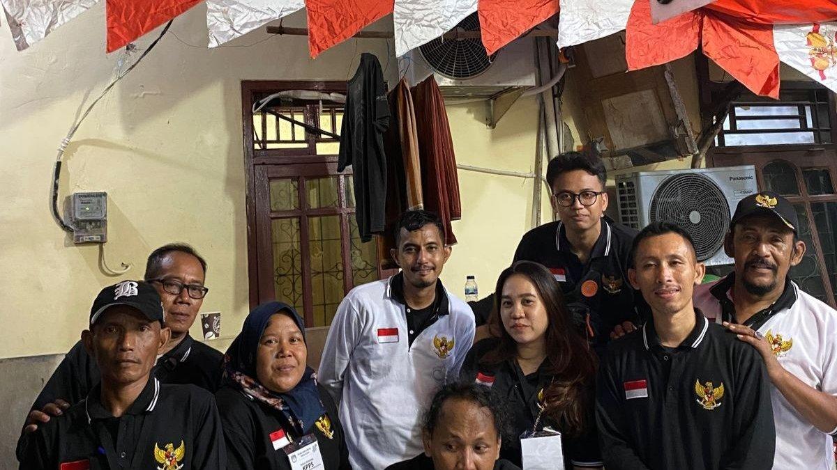 Panitia KPPS yang sedang berfoto bersama di lokasi Tempat Pemungutan Suara (TPS) 50 RW 04 Kelurahan Petamburan, Jakarta Pusat, Rabu (14/2/2024).