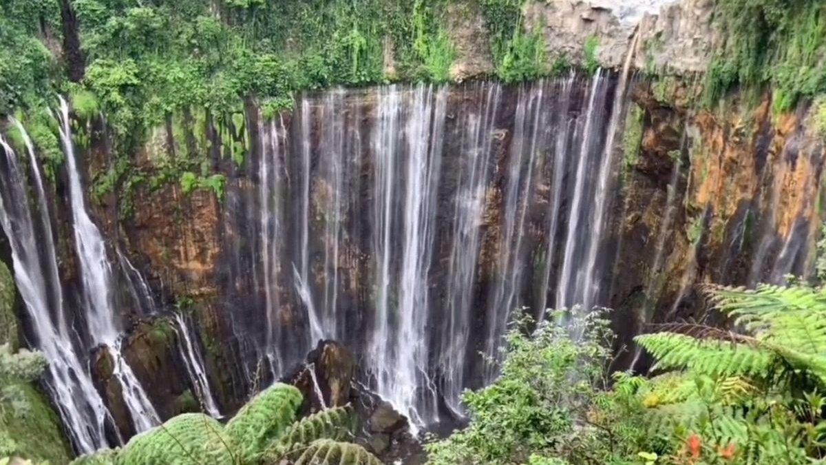 Panorama keindahan air terjun Tumpak Sewu di Kabupaten Lumajang, Jawa Timur