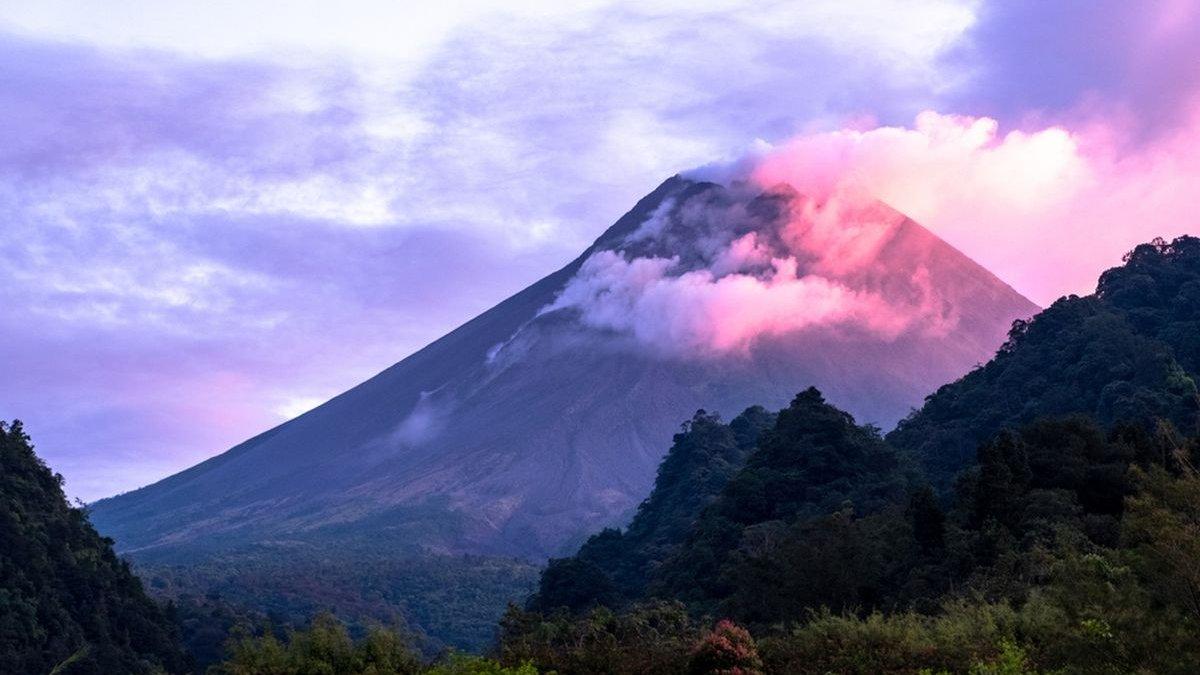 MENIKMATI PANORAMA MERAPI Hanya 25 km dari Yogyakarta, destinasi ini populer untuk menikmati panorama Gunung Merapi yang megah, cocok untuk liburan Lebaran 2025.