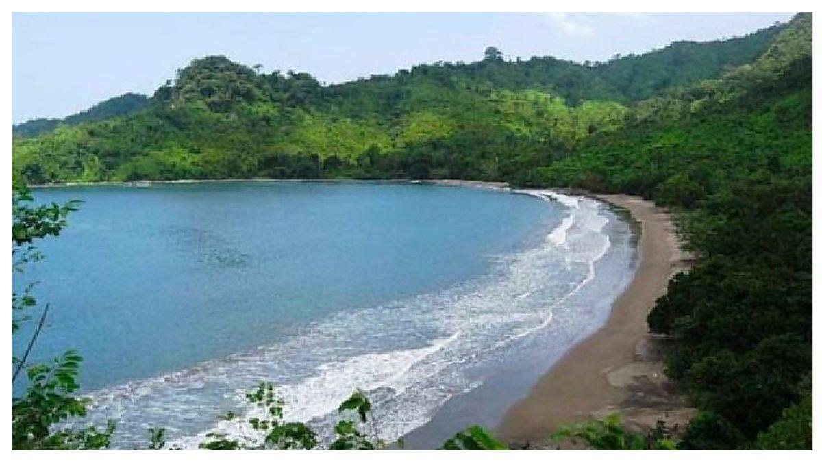 PESONA PANTAI BANDEALIT - Hanya 64 km dari Jember, nikmati keindahan pantai yang tenang dan sejuk, dikelilingi hutan tropis. Tempat yang sempurna untuk selfie dan relaksasi.