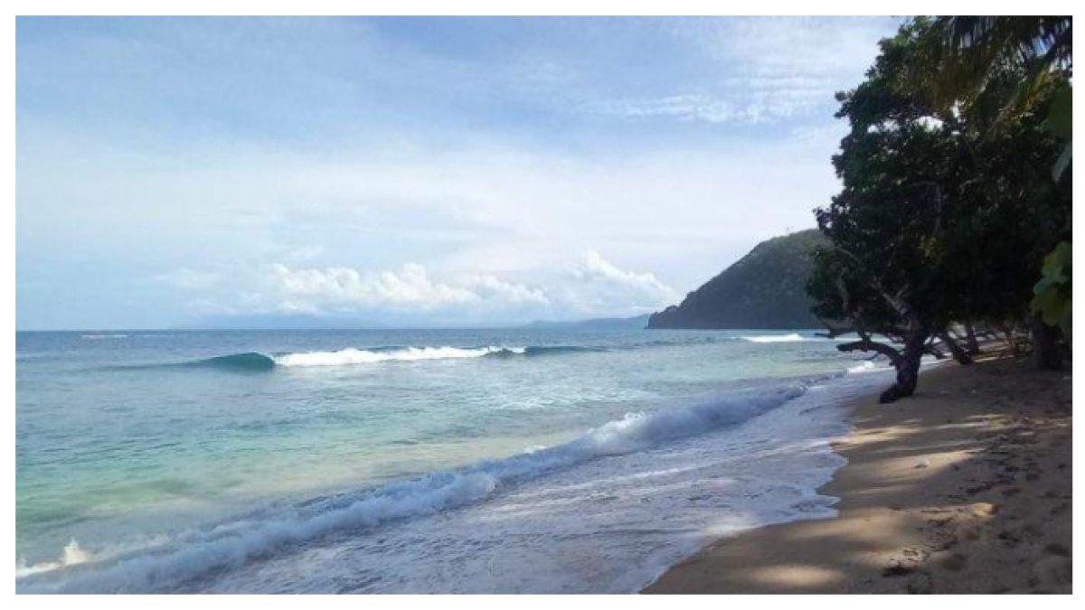 PANTAI BASE G - Suasana gelombang di Pantai Base G Jayapura begitu menenangkan, dengan ombak yang indah menghantam pasir putih, menciptakan panorama sempurna untuk bersantai. ????✨
