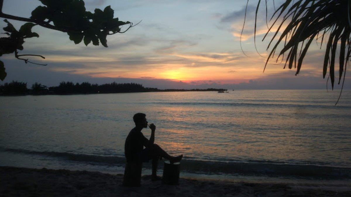 Pantai Blebak Jepara memiliki sunset atau pemandangan matahari tenggelam yang sangat menawan.