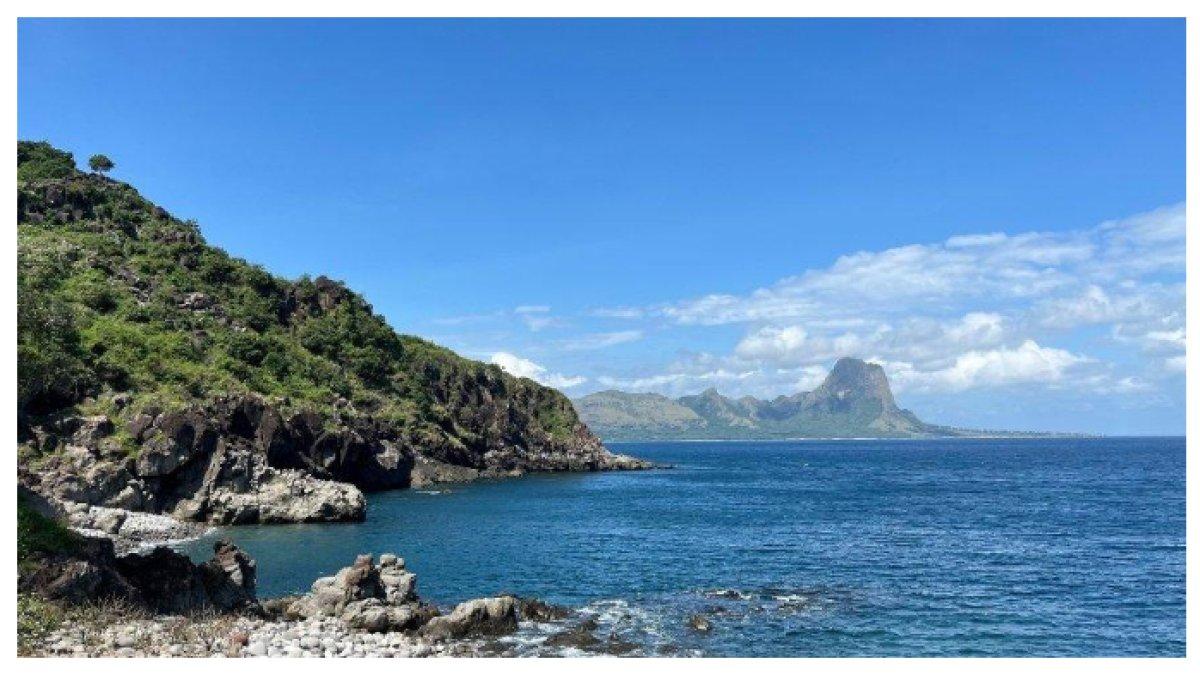 PANTAI DINTOR - Pantai Dintor suguhkan lanskap sawah & Pulau Mules yang memukau, cocok untuk liburan Lebaran 2025.