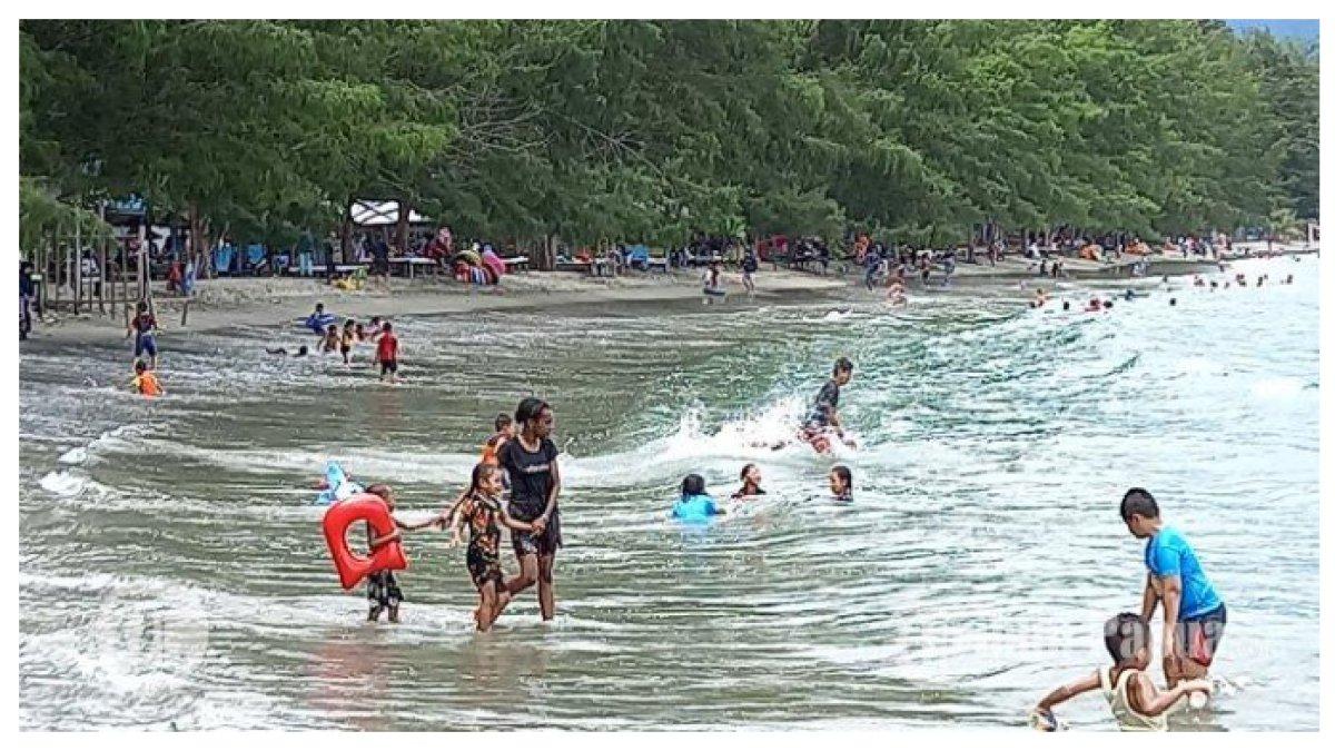 PANTAI HAMADI PAPUA - Pantai ini menjadi destinasi wisata populer karena lokasinya yang dekat dengan pusat Kota Jayapura, menawarkan pemandangan indah dan suasana tenang