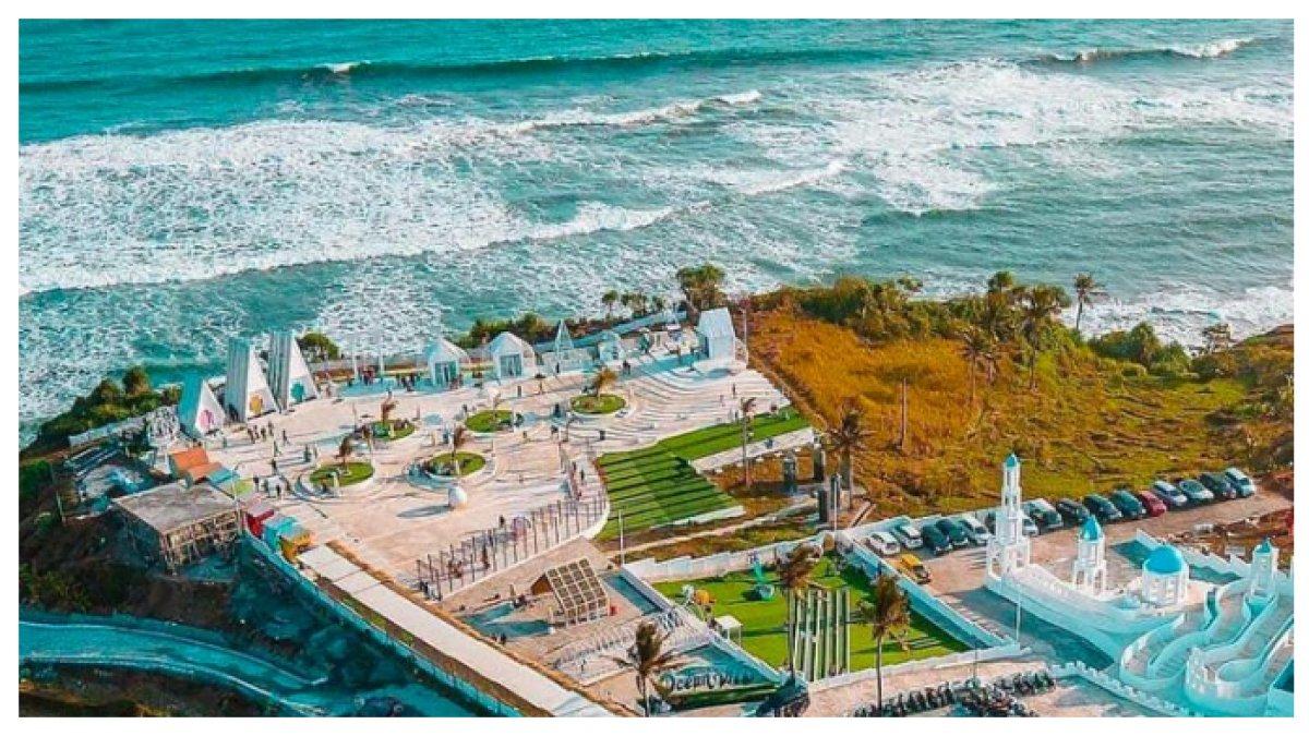 PANTAI KARANG POTONG CIANJUR - Pantai ini sempat viral karena resort berarsitektur ala Santorini, Yunani, dengan bangunan putih khas yang berpadu indah dengan birunya laut.