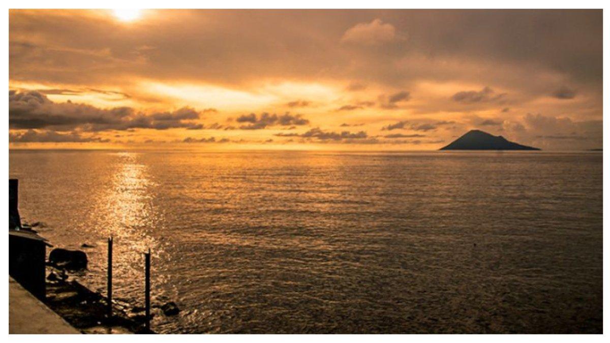 PANTAI MALALAYANG - Pesona Pantai Malalayang di Kota Manado, Sulawesi Utara, menghadirkan keindahan alam dengan panorama laut yang memukau dan suasana menenangkan.