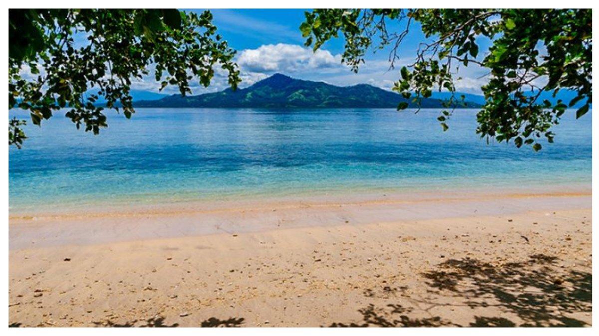 PANTAI SILADEN - Pantai Siladen memikat dengan pasir putih lembut dan air laut jernih, menghadirkan panorama tropis yang menenangkan dan sempurna untuk berlibur.