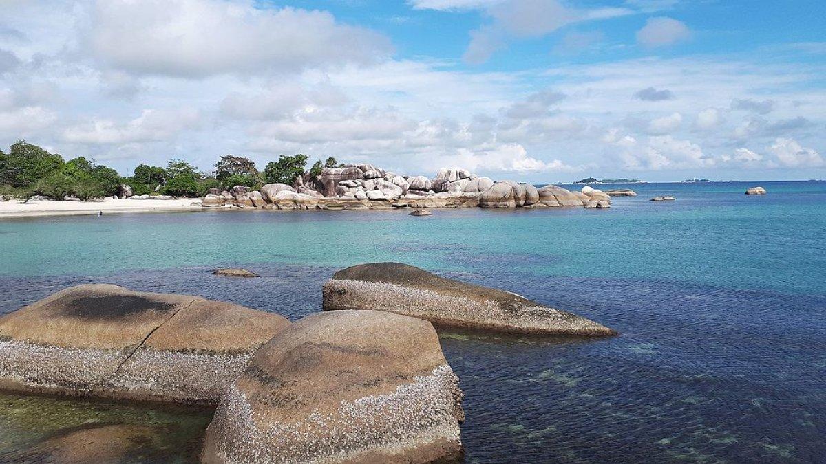 Pantai Tanjung Tinggi memiliki pesona yang memukau.