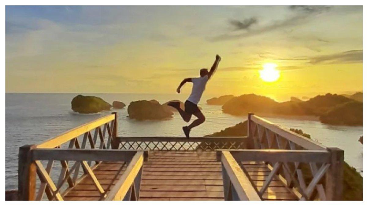 WISATA PANTAI KASAP - Hanya 25 km dari Pacitan, Pantai Pesona Alami dengan air biru jernih dan pasir putihnya cocok banget untuk selfie sambil menikmati keindahan alam