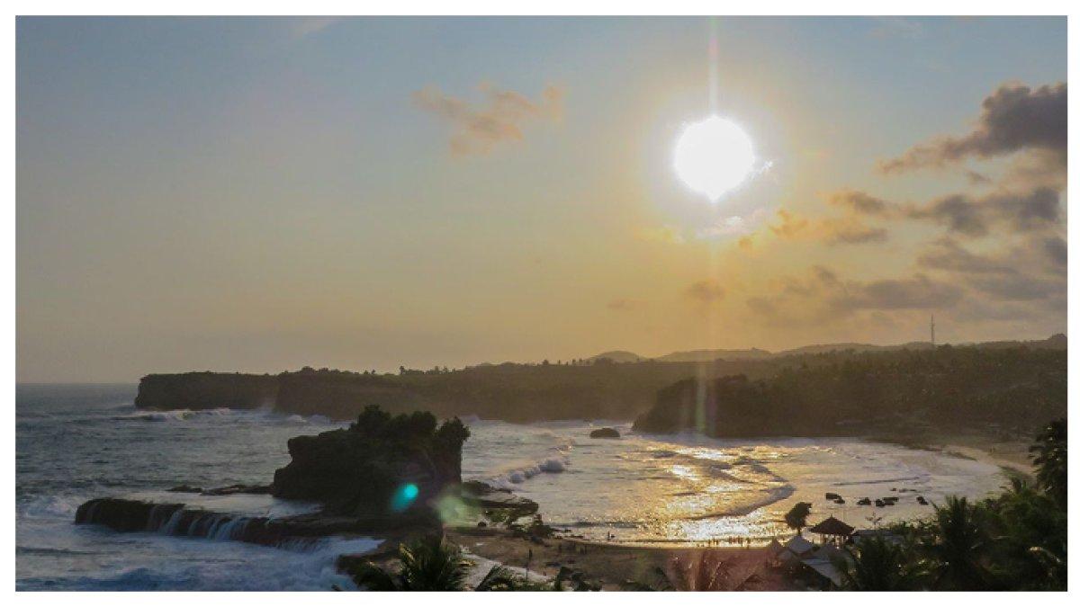 KEINDAHAN PANTAI KLAYAR -  Jarak hanya 33 km dari Pacitan, pantai ini menyuguhkan pemandangan indah yang sempurna untuk foto selfie. Destinasi wajib saat berkunjung ke Pacitan
