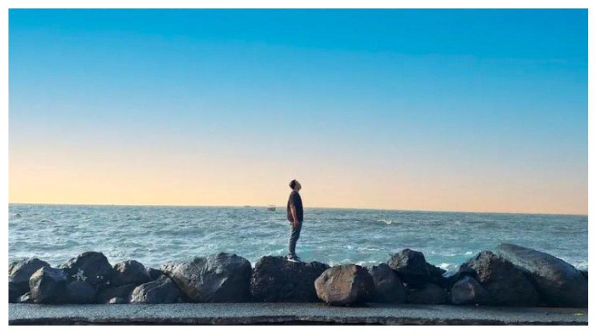 Menikmati keindahan Pantai Marina saat sore hari, dengan angin sepoi-sepoi dan langit jingga jadi momen yang pas buat healing dan foto estetik.