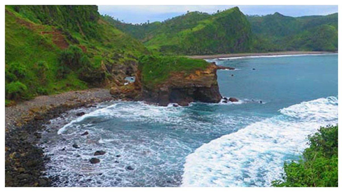 PANTAI MENGANTI - Hanya 40 km dari Kebumen, pantai ini viral di TikTok karena keindahan alam dan kejernihan lautnya. Tempat sempurna untuk liburan dan foto.