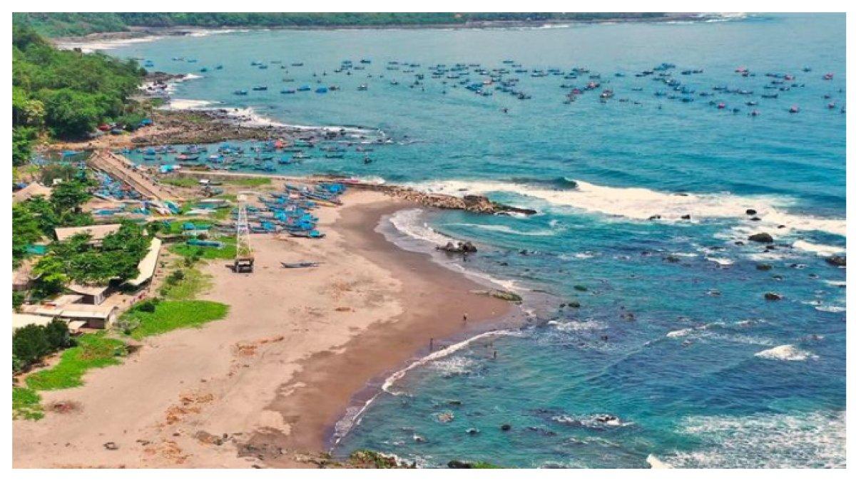PANTAI PEMANDANAGAN MENAWAN - Pantai dengan ombak besar dan sunset indah ini menawarkan pemandangan menawan serta berbagai aktivitas seru untuk dinikmati saat liburan Lebaran 2025.