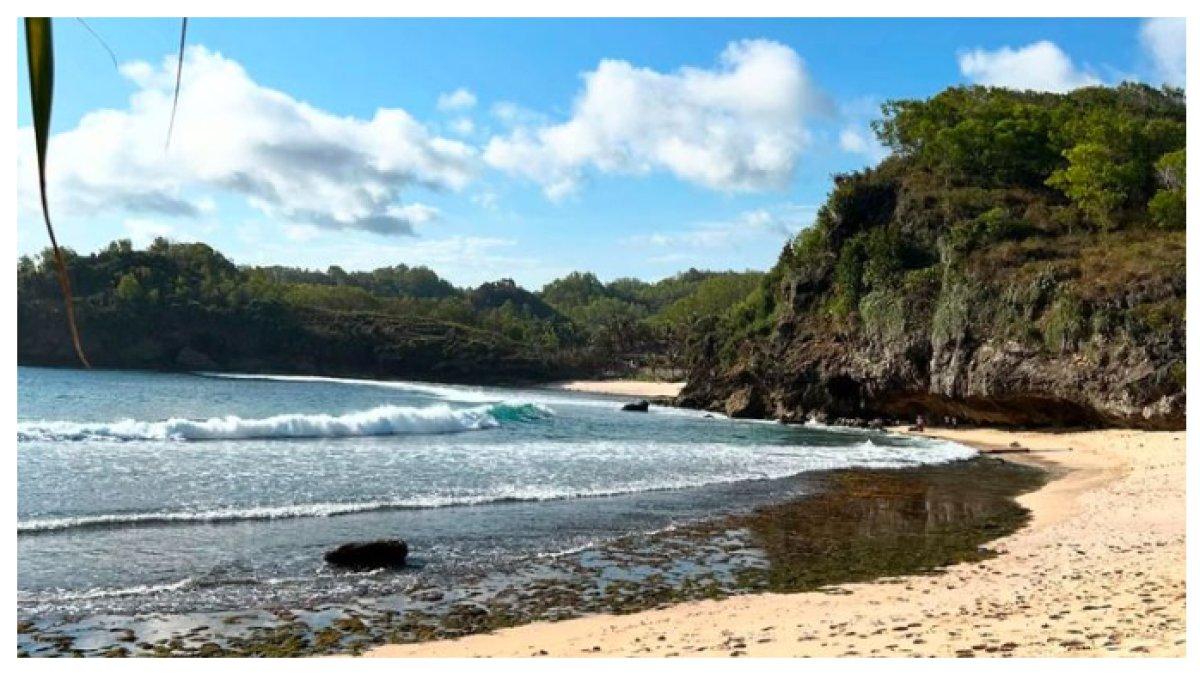 PANTAI SRAU - Pantai Srau menawarkan pasir putih, ombak tenang, dan panorama laut yang memukau. Cocok untuk bersantai dan menikmati liburan Lebaran 2025.