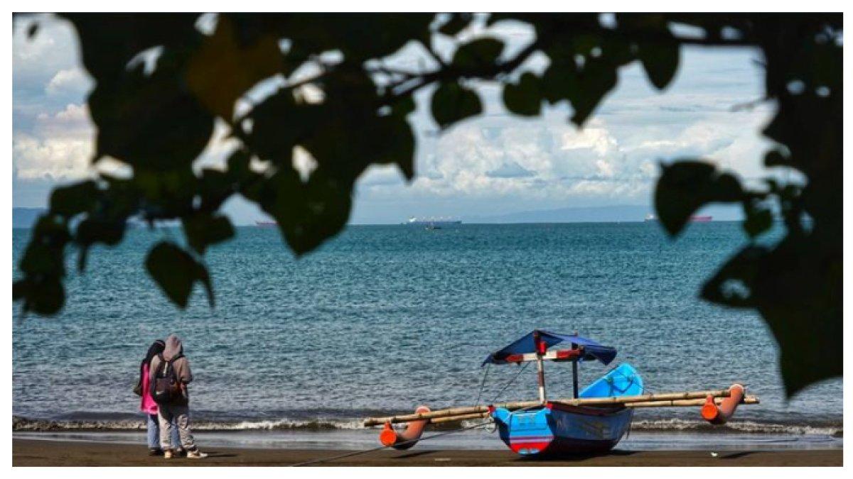 PANTAI TELUK PENYU CILACAP - Pantai Teluk Penyu Cilacap, hanya 5,1 km dari pusat kota, menawarkan lanskap eksotis Pulau Nusakambangan. Pas untuk liburan Lebaran 2025.
