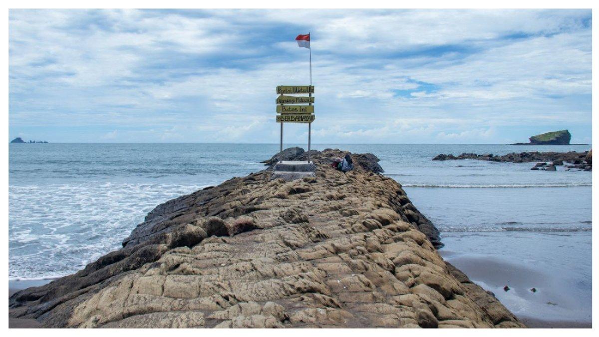 WISATA PANTAI ULO - Hanya 37 km dari Jember, nikmati keindahan Pantai Pesisir Selatan dengan pemandangan memukau Tempat yang sempurna untuk selfie menikmati suasana alam.