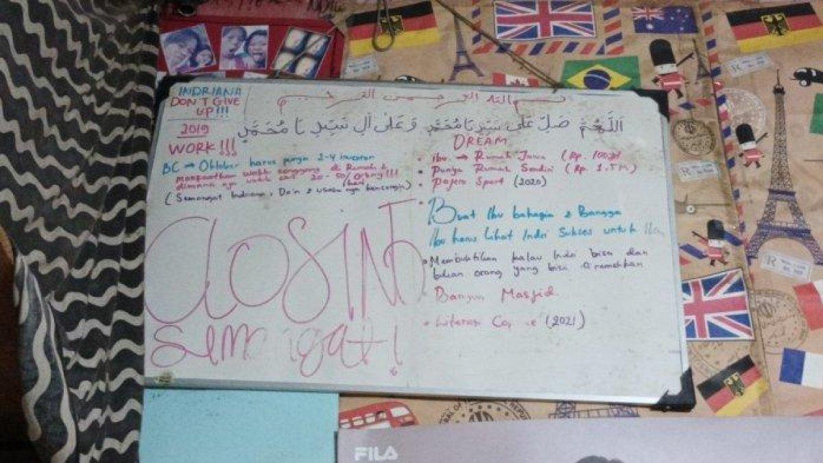 Papan tulis yang berisi cita-cita Indriana Dewi Eka Saputri membahagiakan orangtuanya, Jatinegara, Jakarta Timur, Senin (4/3/2024).