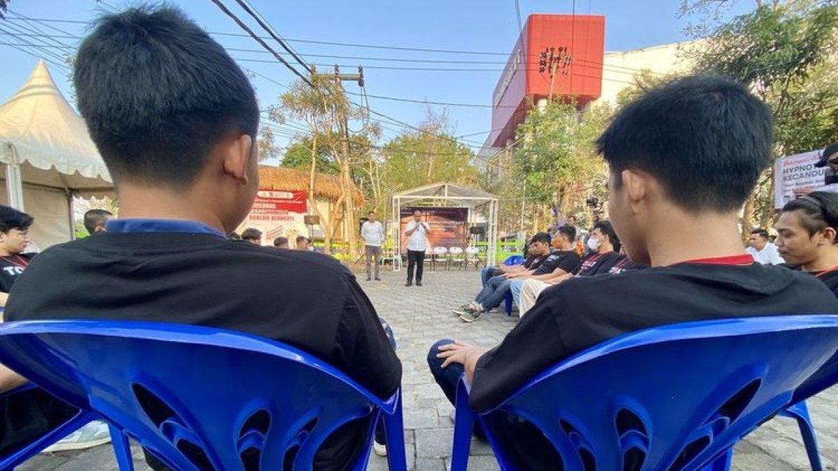 Para pecandu judi online yang mengikuti kegiatan hypnotherapy yang diadakan FJTV di Way Halim, Lampung Sabtu (28/10/2023).