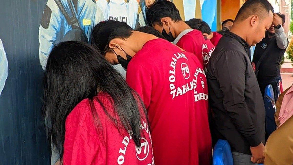 Para pelaku prostitusi anak yang ditangkap anggota Polda Lampung, Senin (1/4/2024).