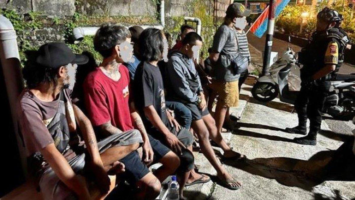 Para pelaku yang terlibat pemukulan dan perusakan rumah di Joglo, Banjarsari, Solo, Minggu (21/4/2024).