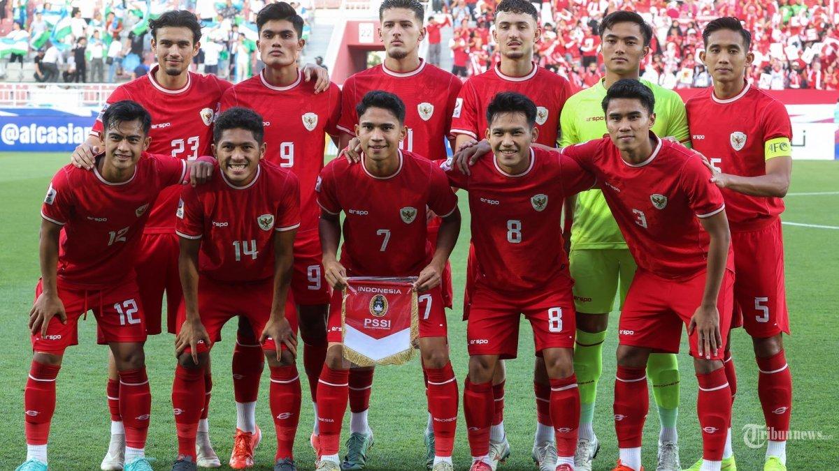 Para pemain Indonesia berfoto bersama jelang laga semifinal Piala Asia U23 AFC Qatar 2024 antara Indonesia kontra Uzbekistan di Stadion Abdullah Bin Khalifa Doha pada 29 April 2024.
