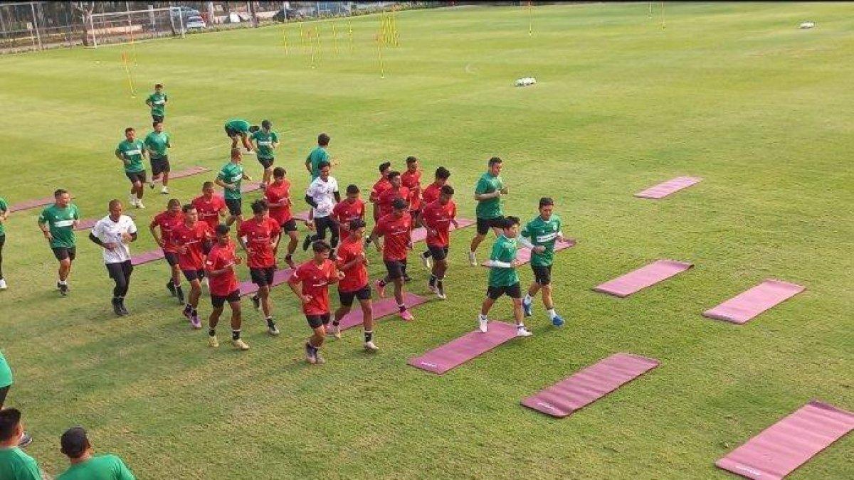 Para pemain Timnas Indonesia U-23 saat menjalani pemusatan latihan di Lapangan A GBK, Senayan, Jakarta, Kamis (10/8/2023).